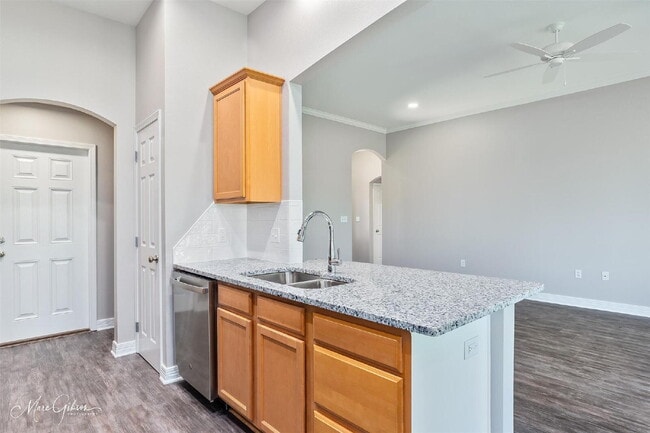 Building Photo - "Charming 3-Bedroom Retreat with 2 Full Ba...
