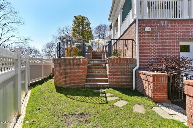 Building Photo - 523 E Putnam Ave