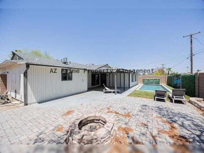 Building Photo - 8447 E Lewis Ave