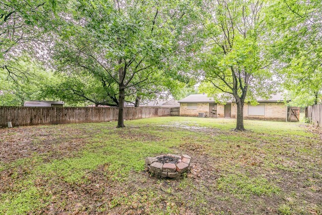 Building Photo - Charming and Updated Home in White Settlement
