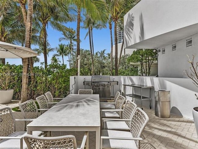 Building Photo - 17001 Collins Ave