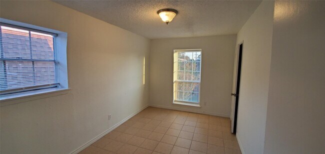 Building Photo - 1220 Shadowdale Dr