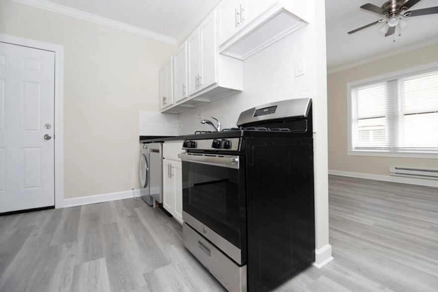 Building Photo - 648 W Roscoe St