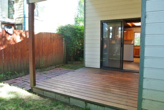 Building Photo - Roomy 2 bedroom 1.5 bathrooms