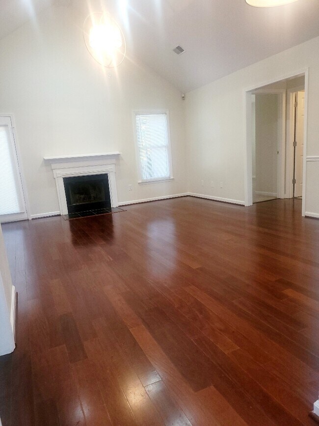 Building Photo - 13 Tomafield Ct