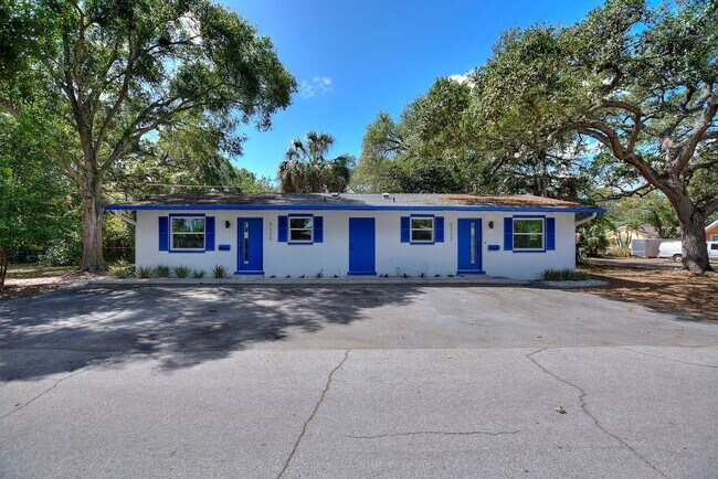 Building Photo - A Truly Charming Find! Discover this stunning 1-bedroom, 1-bath duplex in the highly sought-after...