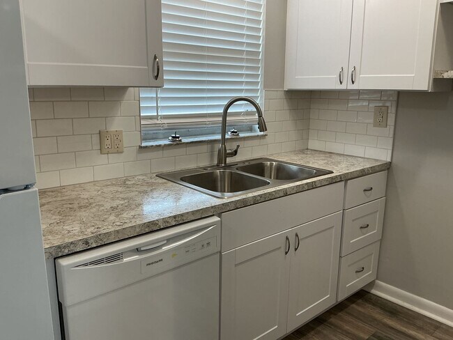 Building Photo - Pesanti 1337-1339 E. Myrtle