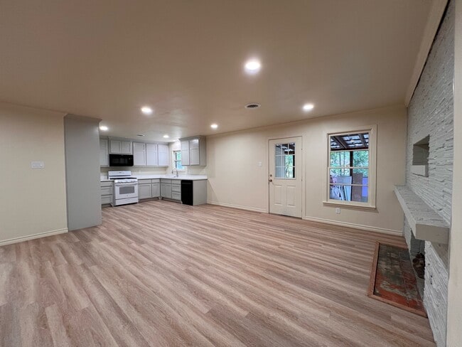 Building Photo - 509 Davis Dr