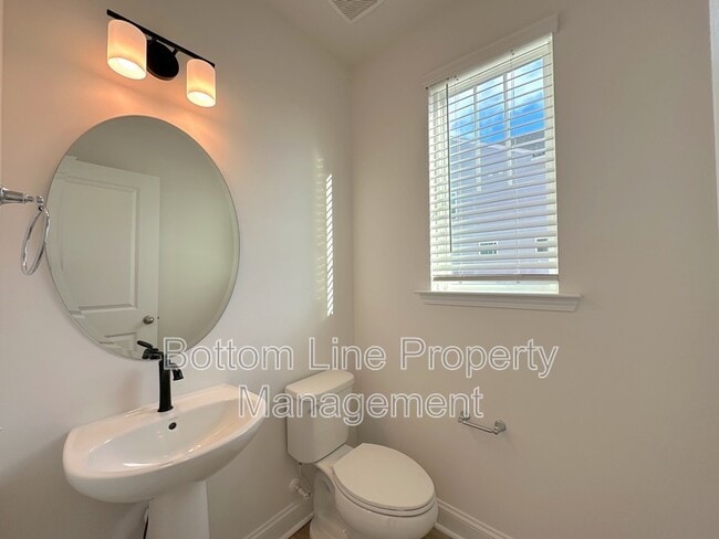 Building Photo - 2938 Clyde Dr