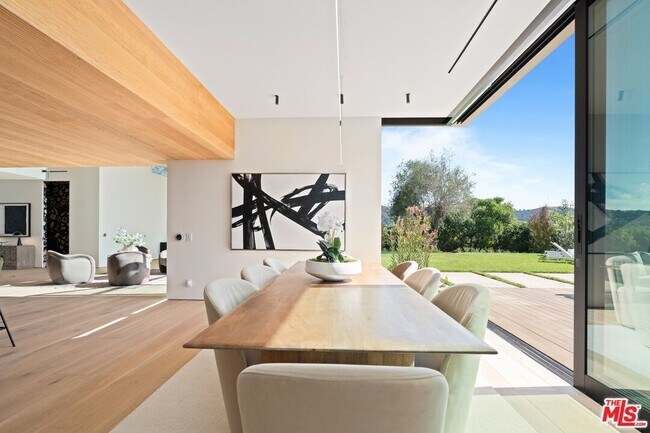 Building Photo - 2501 Banyan Dr