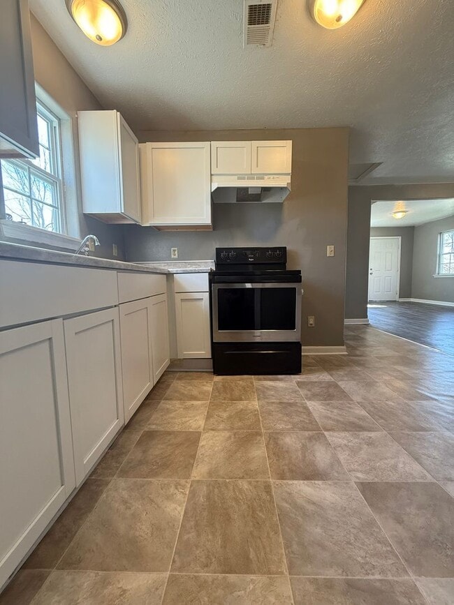 Building Photo - Available Now 2 Bedroom 1 bath House!!