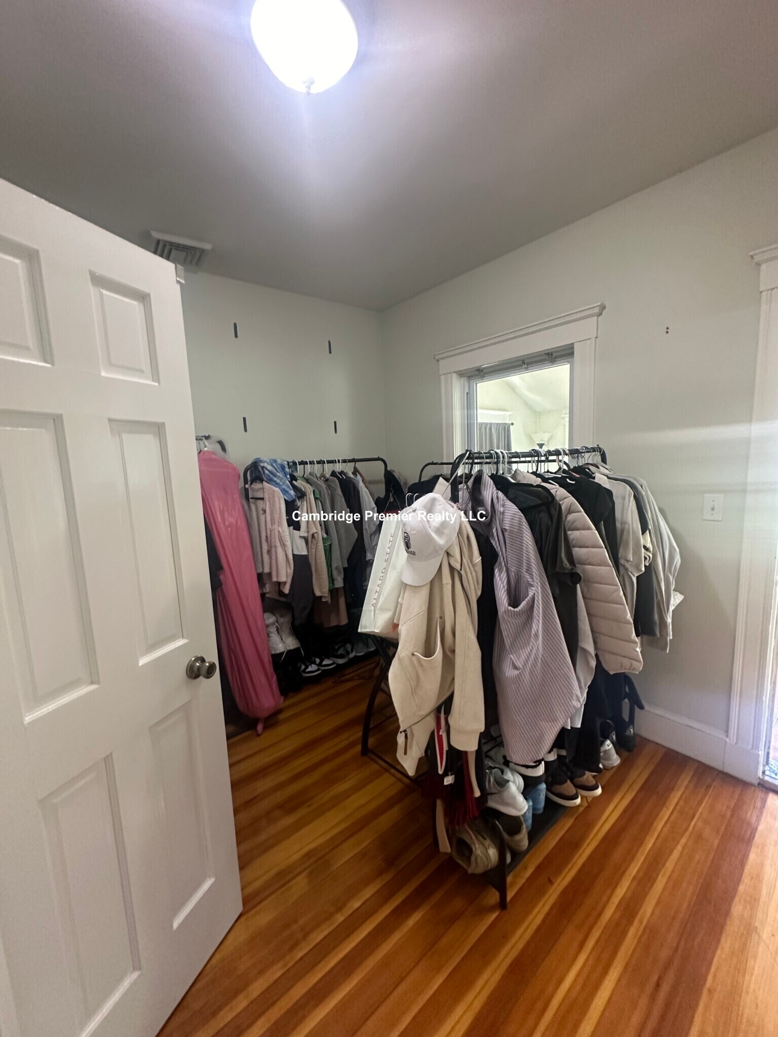 Building Photo - 399 School St