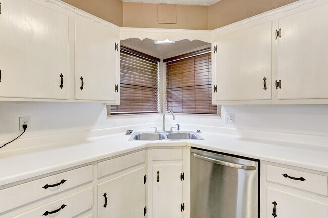 Building Photo - Spacious 3-Bedroom Home with a Fenced Yard...