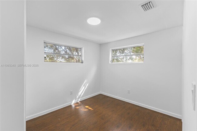 Building Photo - 1408 SW 19th Ter