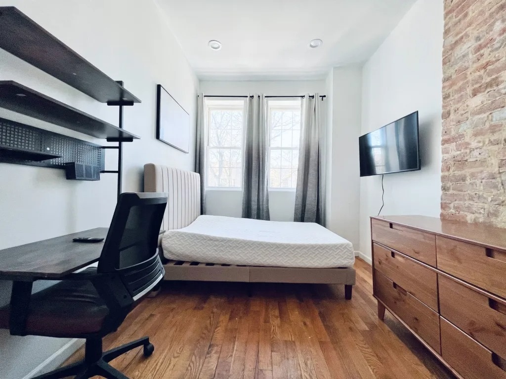 Building Photo - Furnished room/NOT APARTMENT