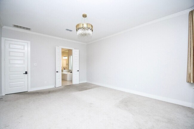 Building Photo - 10014 Oakwood Trl