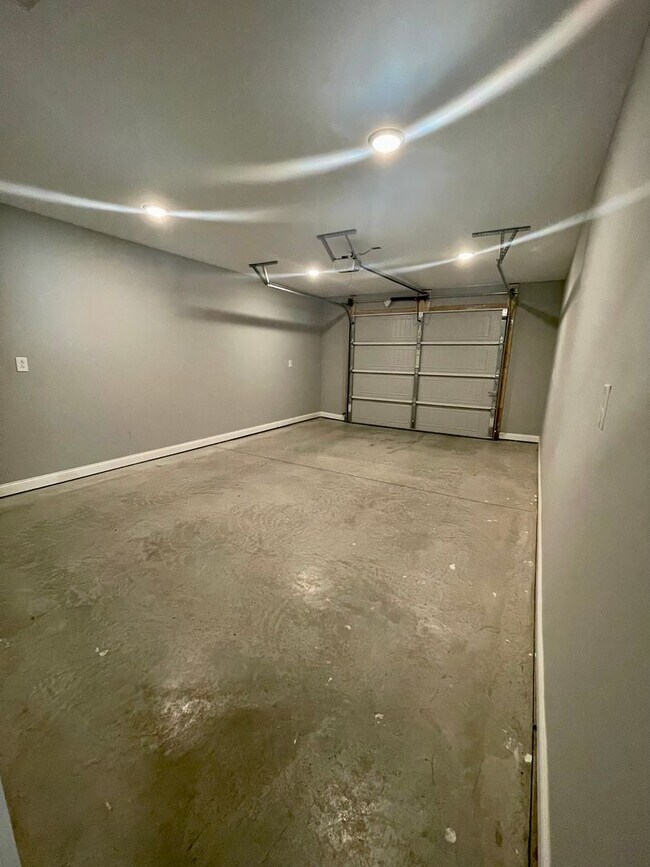 Building Photo - Now Pre Leasing 3 Bedroom 2 Bath Luxury Ranch Home In Winchester Ky!