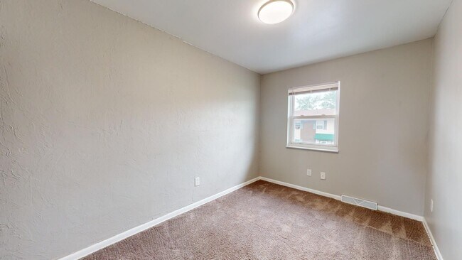 Building Photo - 3 Bedroom/1 bathroom renovated townhouse.