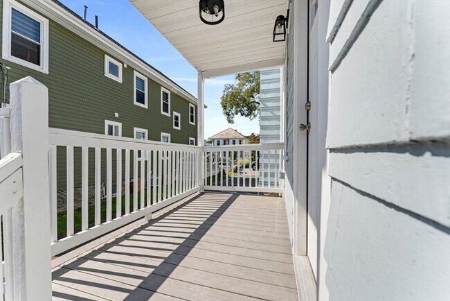 Building Photo - 125 Redlands Rd