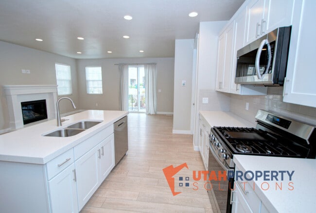 Building Photo - 5002 Evergreen Ln