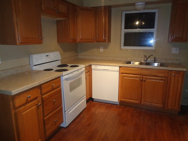 Building Photo - 124 Maple St