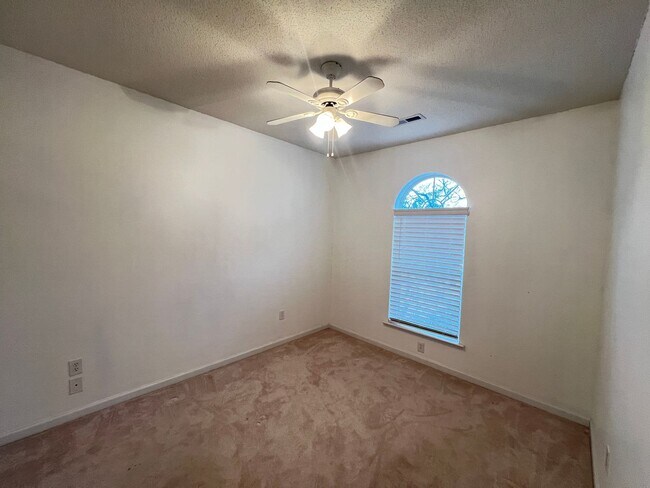 Building Photo - Overlooking the Intracoastal Waterway! Three-Bedroom Condo at The Moorings at Eastport!