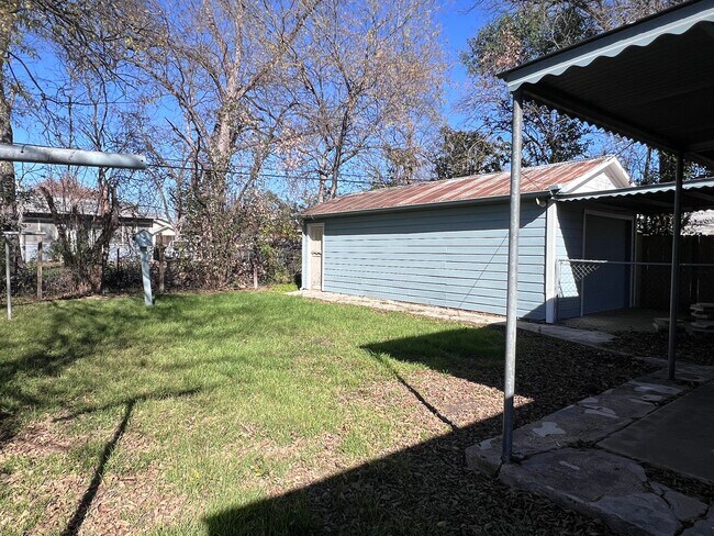 Building Photo - 215 Jennings Ave
