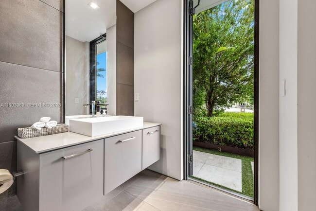 Building Photo - 440 Mola Ave