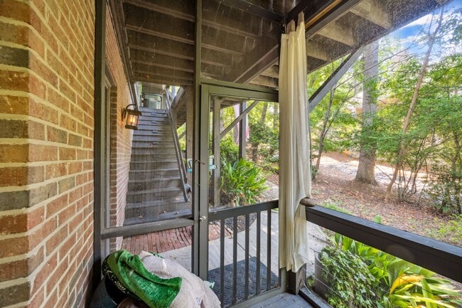 Building Photo - Gorgeous, Fully furnished 3 Bed 3.5 bath h...