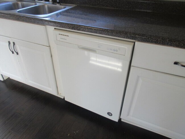 Building Photo - Burson Ave. 627C