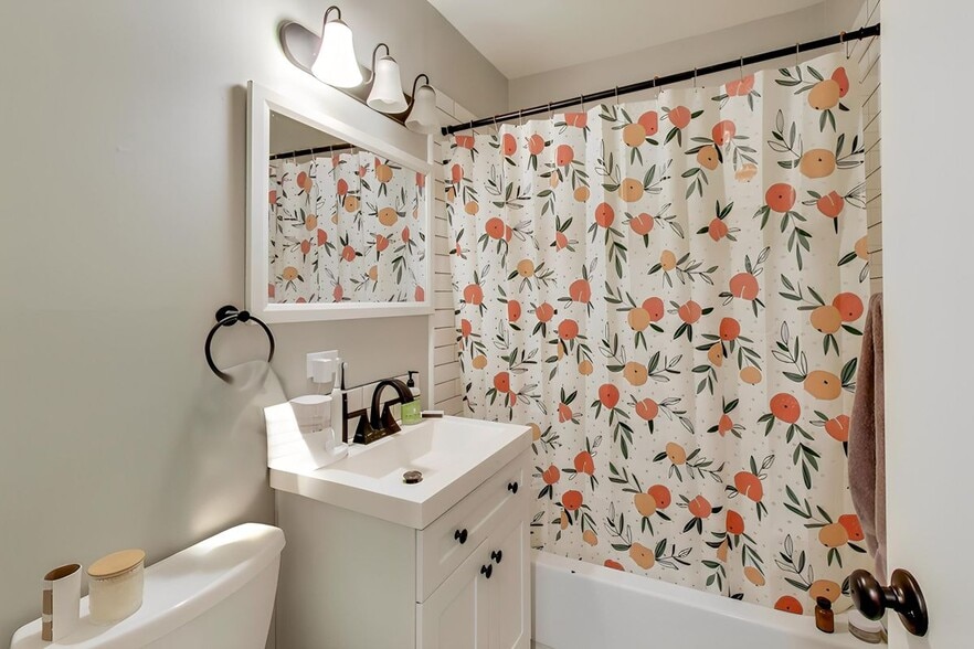 Building Photo - 1750 N Wells St