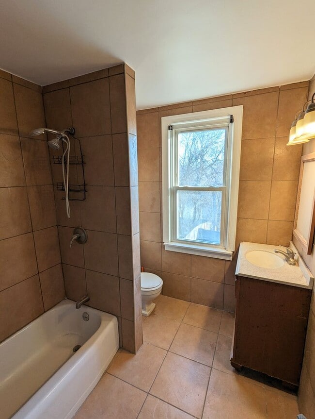 Building Photo - Cozy 2 Bedroom House on quiet street (Mars...