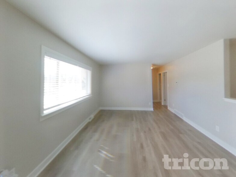 Building Photo - 3514 E La Salle St