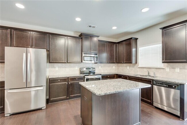 Building Photo - 933 Whitfield Oak Way NE