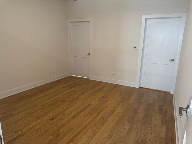Building Photo - Beautiful 3 Bed 2 Bath Duplex unit in Heart of Lincoln Square