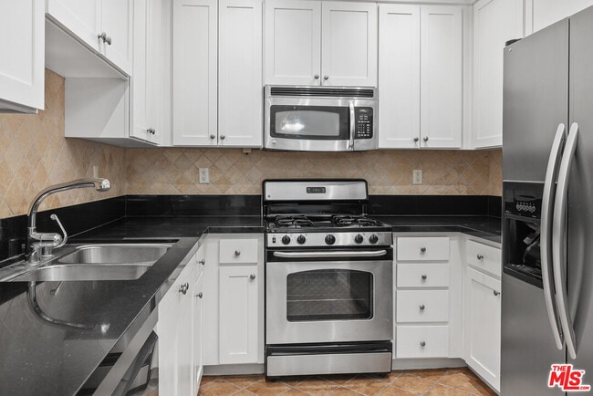 Building Photo - 6038 Carlton Way