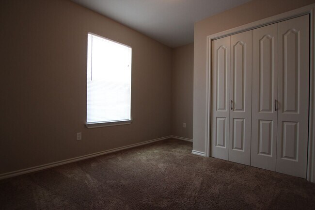 Building Photo - 2 Bed 1.5 Bath Townhome in Lindale!