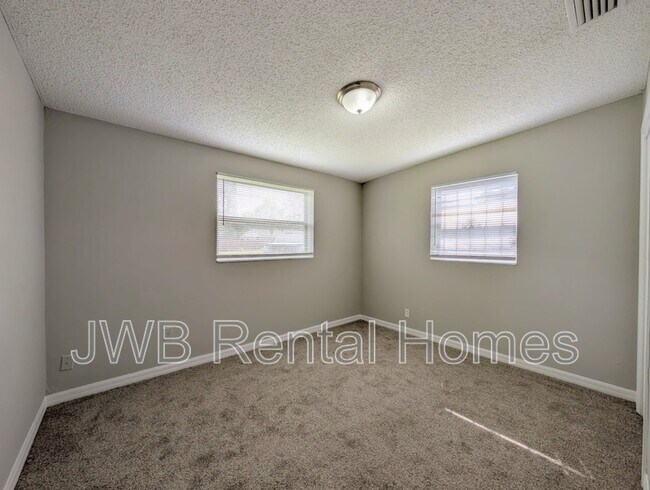 Building Photo - 7762 Lake Park Dr