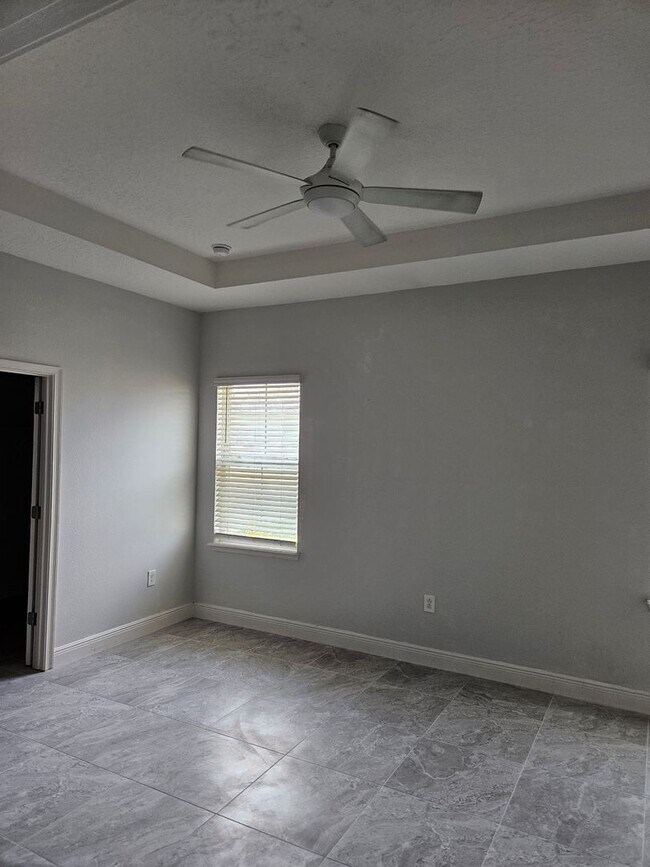 Building Photo - 4 Bedroom 2 bath beautiful spacious home i...