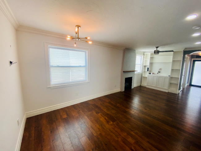 Building Photo - 828 SW 43rd Ave