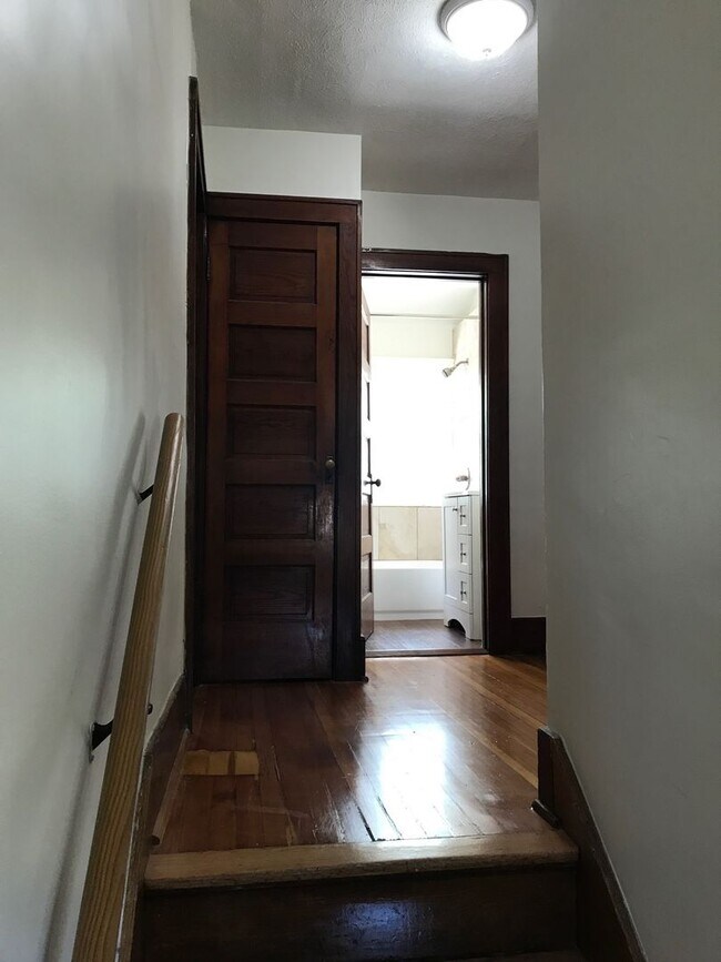 Building Photo - Spacious & Updated Craftsman House in Gifford Park