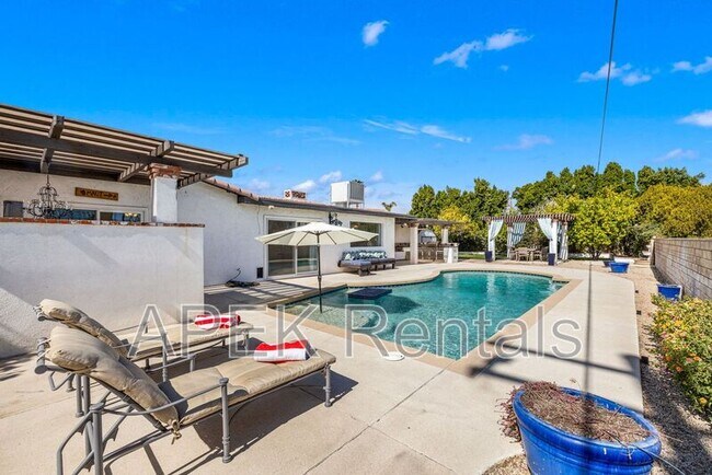 Building Photo - 2290 N Victoria Rd