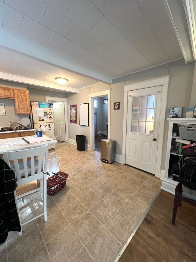 Building Photo - AVAILABLE APRIL 1st - 2 Bed 1 Bath Upper Apt!