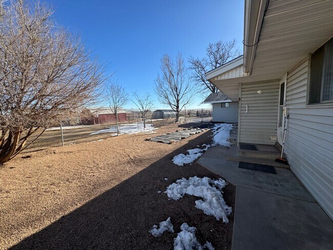 Building Photo - Country living at its best! Traditional farm house avail NOW