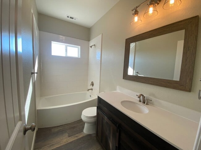 Building Photo - Country property located in Hilmar!