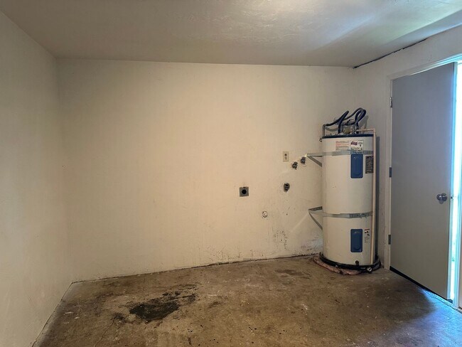 Building Photo - Updated 2 bed 1 bath dulpex in Springfield!