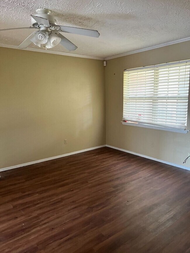 Building Photo - Great 2 Bedroom Condo !