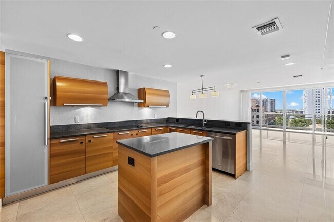 Building Photo - 2950 NE 188th St