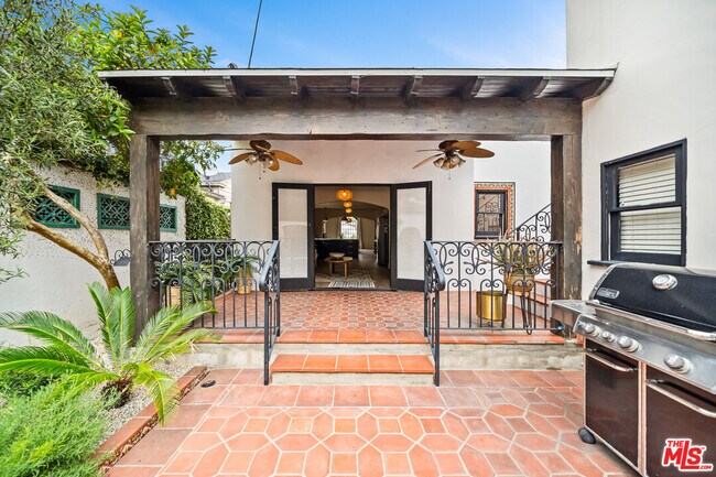 Building Photo - 8822 Rosewood Ave