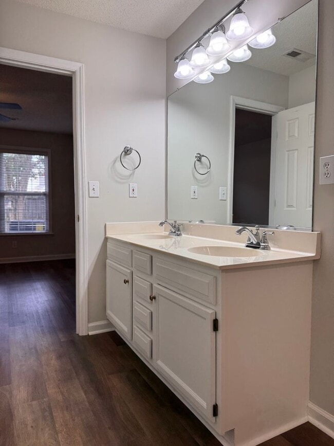 Building Photo - 2BR 2BA One Level Townhome with Garage